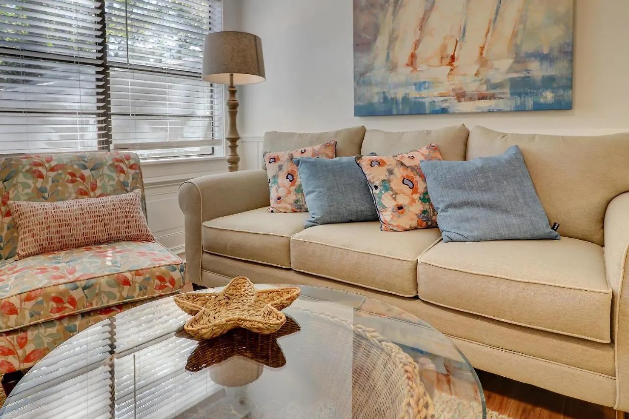 #114 Colorful Charming Condo 2Bdr/2 Parking Hilton Head Island 0*,  United States